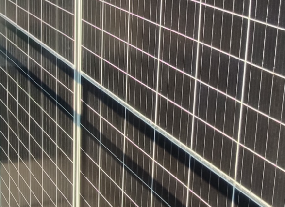 Pasek cienia od balustrady na dolnej części paneli